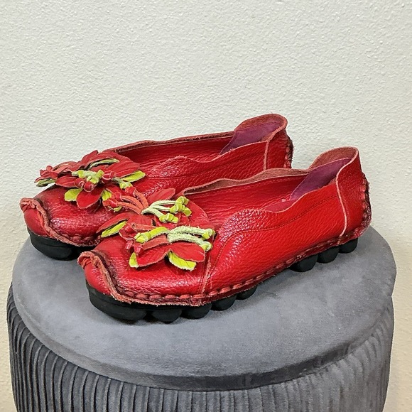 Socofy Pebble Leather Slip-on Loafer Red Floral Boho‎ Artsy Size 255/8.5 - Picture 1 of 11